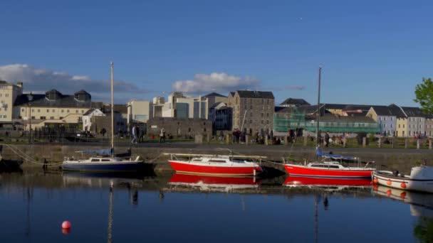 Pequeños Barcos Galway Claddagh Galway Claddagh Irlanda Mayo 2019 — Vídeo de stock
