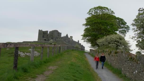 Dwie Dziewczyny Podróżują Grobli Olbrzymów Irlandii Północnej — Wideo stockowe