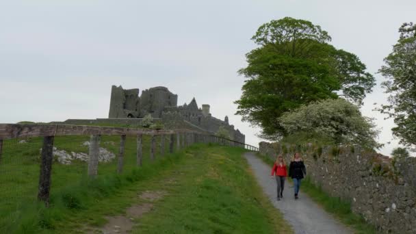 Twee Meisjes Reizen Naar Giants Causeway Noord Ierland — Stockvideo