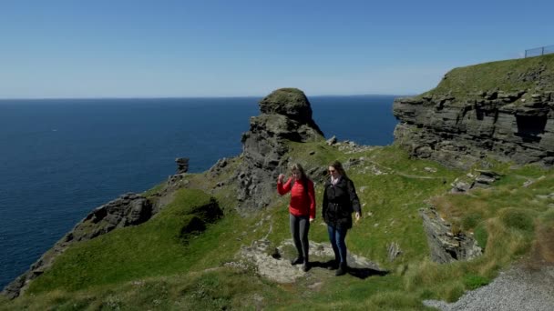 两个女孩沿着著名的莫赫悬崖边走 — 图库视频影像