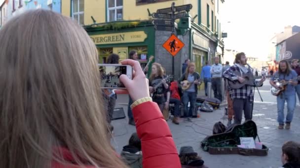 Chica Toma Fotos Músicos Callejeros Una Zona Peatonal Galway Claddagh — Vídeos de Stock