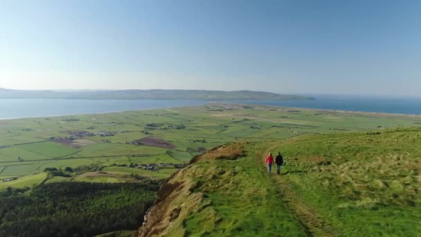 Deux filles marchent le long du bord des célèbres falaises de Moher  