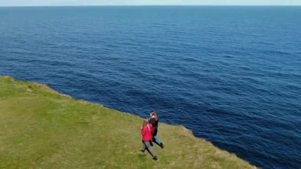 Twee Meisjes Lopen Langs Rand Van Beroemde Cliffs Moher — Stockvideo