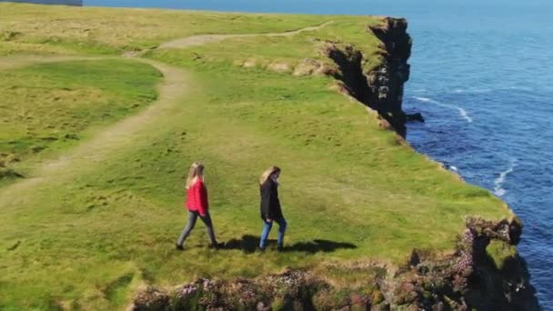 Twee Meisjes Lopen Langs Rand Van Beroemde Cliffs Moher — Stockvideo