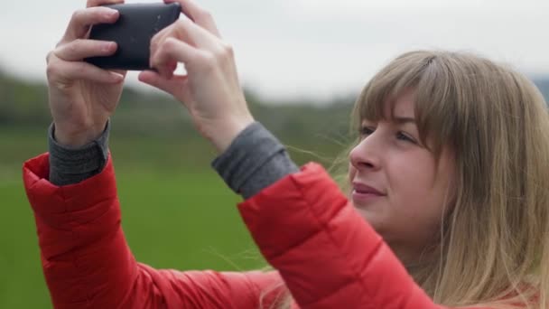 Mujer Joven Disfrutando Maravillosa Naturaleza Verde Irlanda — Vídeo de stock