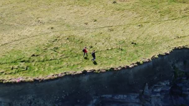 Deux Filles Marchent Long Bord Des Célèbres Falaises Moher — Video