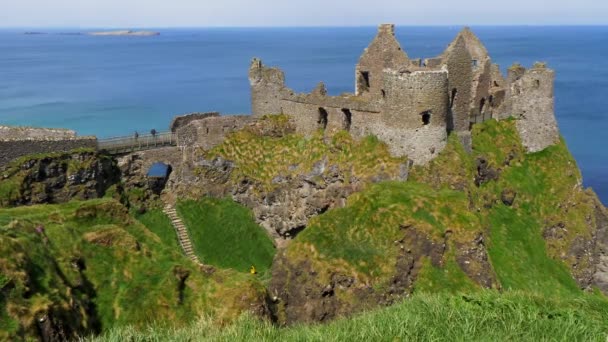 Замок Данлус Северной Ирландии Популярная Достопримечательность Северной Ирландии — стоковое видео