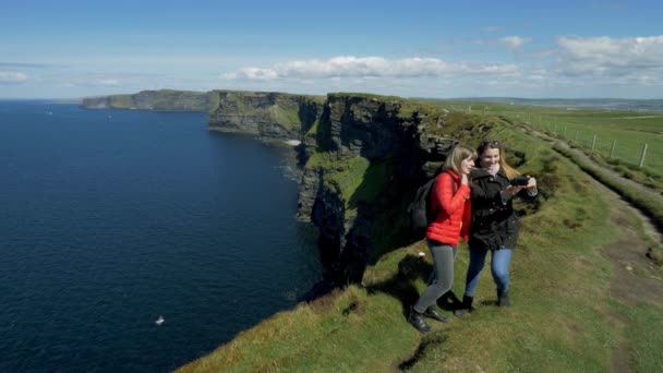 Dos Chicas Caminan Largo Del Borde Los Famosos Acantilados Moher — Vídeo de stock