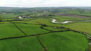 Nefes kesen manzarası ile İrlanda'da Manorcunningham görünümü 