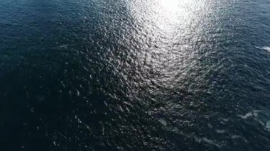 İrlanda Kilkee Kayalıkları'nda derin mavi Atlantik okyanus suyu 