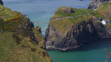Kuzey İrlanda'da Carrick-A-Rede halat köprüsü 