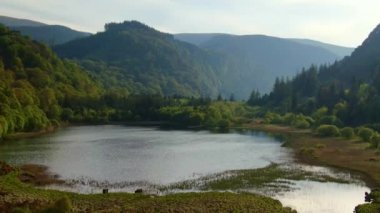 İrlanda'da Güzel Wicklow dağları - hava drone görüntüleri 