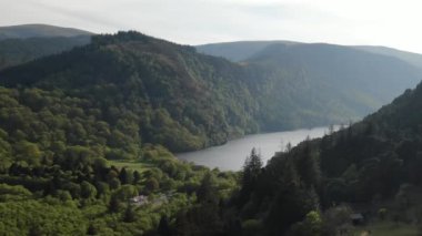 İrlanda'nın Wicklow dağlarında Glendalough'daki göller 