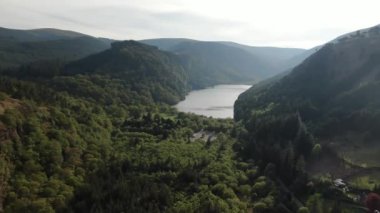 İrlanda'nın Wicklow dağlarında Glendalough'daki göller  