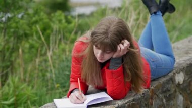 Genç bayan not alıyor İrlanda 'nın harika yeşil doğası  