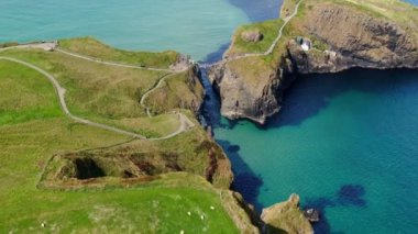 Kuzey İrlanda'da Carrick-A-Rede Rope Bridge üzerinde havadan görünümü  