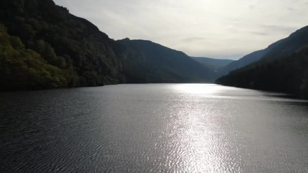飞越爱尔兰威克洛山脉格伦达洛的湖泊 — 图库视频影像