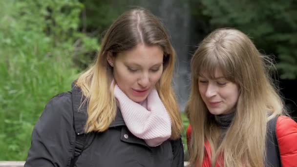 Молодые Женщины Пути Водопаду Гленкар Ирландии Фотографии Света — стоковое видео