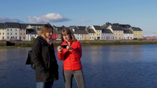 Dziewczyny Wakacjach Mieście Galway Irlandia Fotografia Podróżnicza — Wideo stockowe