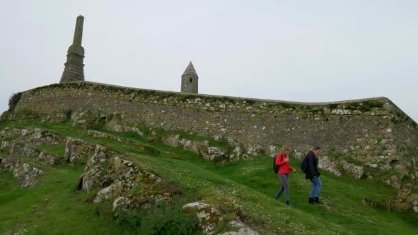 Dos Jóvenes Viaje Turístico Roca Cashel Irlanda Fotografía Viaje — Vídeo de stock