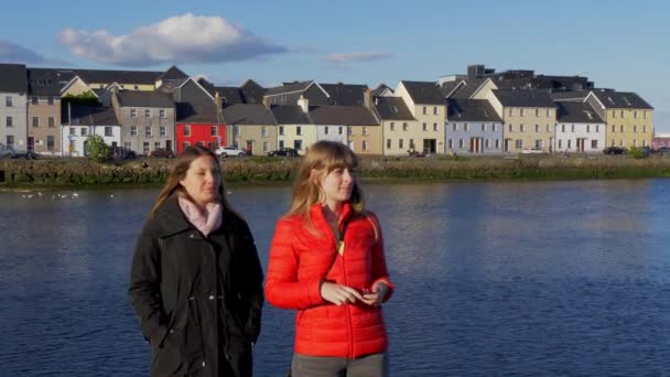 Filles Voyage Vacances Dans Ville Galway Irlande Photographie Voyage — Video