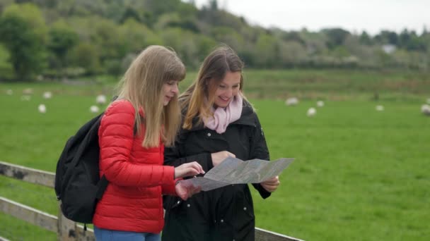 Dos Chicas Viaje Por Irlanda Visitan Famosa Roca Cashel — Vídeo de stock