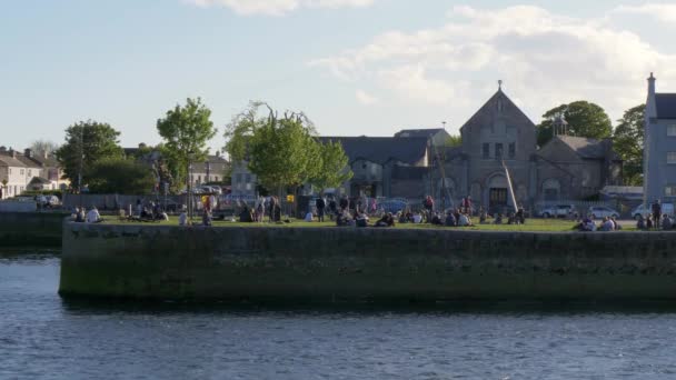 Los Jóvenes Relajan Galway Claddagh Día Soleado Galway Claddagh Irlanda — Vídeo de stock