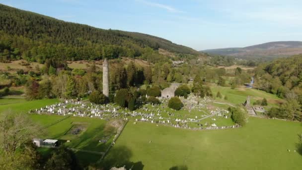 Voo Sobre Antiga Monastia Glendalough Nas Montanhas Wicklow Irlanda — Vídeo de Stock