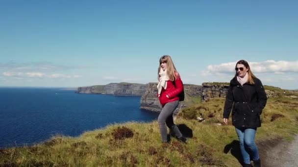 Дві Дівчини Ходять Краю Знаменитої Скелі Моїї — стокове відео