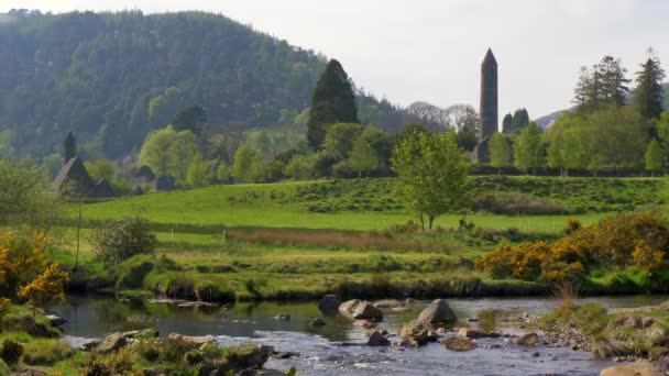 Διάσημο Αρχαίο Μοναστήρι Του Γκλάαλαφ Στα Γουίκλοου Όρη Της Ιρλανδίας — Αρχείο Βίντεο