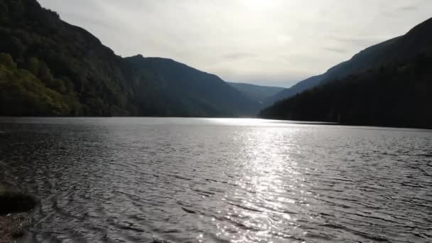 Hermoso Lago Las Montañas Imágenes Vuelo Aéreo — Vídeos de Stock