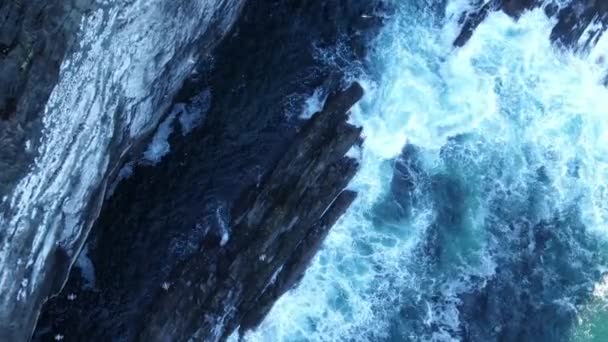 Wild Water Van Atlantische Oceaan Steile Kliffen Van Ierland — Stockvideo