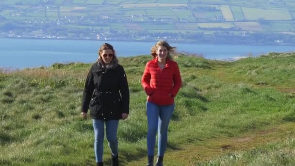 Twee Meisjes Lopen Langs Rand Van Beroemde Cliffs Moher — Stockvideo