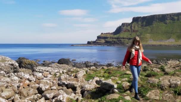 Jovem Desfrutando Maravilhosa Natureza Verde Irlanda — Vídeo de Stock