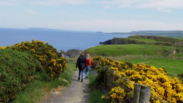 Twee Meisjes Lopen Langs Rand Van Beroemde Cliffs Moher — Stockvideo