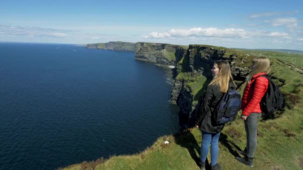 Duas Meninas Caminham Longo Borda Falésias Famosas Moher — Vídeo de Stock