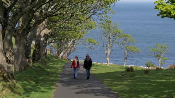 Twee Meisjes Lopen Langs Rand Van Beroemde Cliffs Moher — Stockvideo