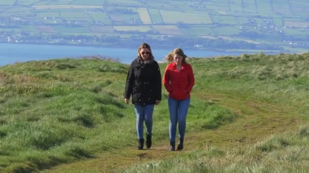 Two Girls Walk Edge Famous Cliffs Moher — Stock Video