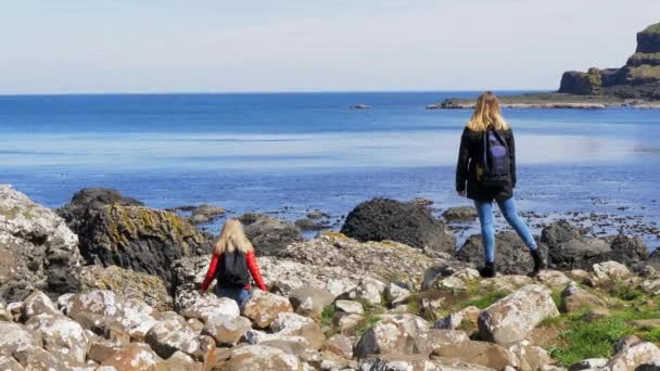 Dos Chicas Caminan Largo Del Borde Los Famosos Acantilados Moher — Vídeos de Stock