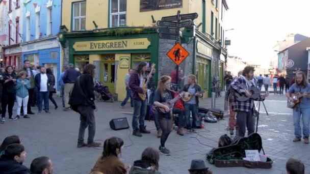 Musicisti Strada Nella Città Galway Irlanda Galway Claddagh Irlanda Maggio — Video Stock