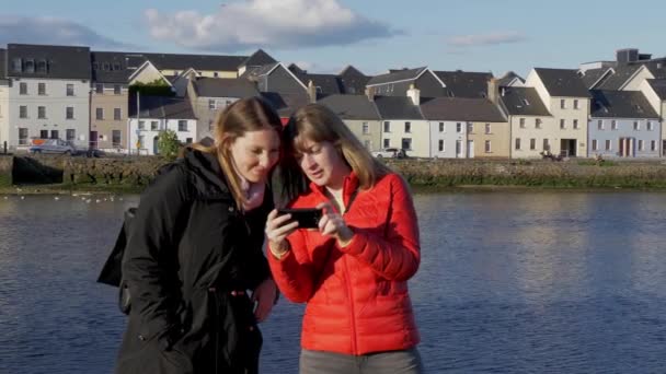 Filles Voyage Vacances Dans Ville Galway Irlande — Video