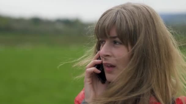 年轻女子站在典型的爱尔兰风景下打电话 — 图库视频影像