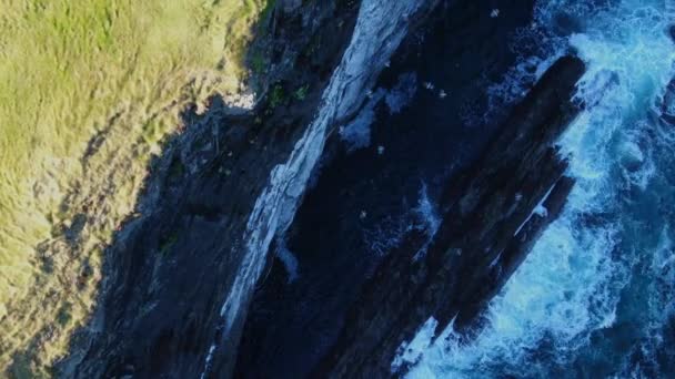 Wild Water Van Atlantische Oceaan Steile Kliffen Van Ierland — Stockvideo