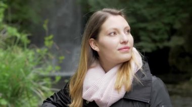 Genç kadın İrlanda'da güzel doğa sahiptir - seyahat fotoğrafçılığı