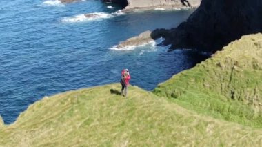 Genç bayan not alıyor İrlanda 'nın harika yeşil doğası  
