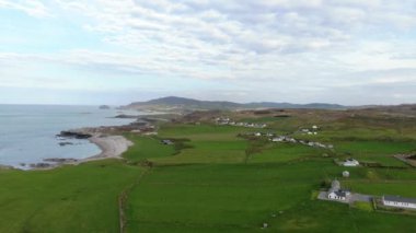 İrlanda'da ünlü Anne Cliffs boyunca Uçuş 