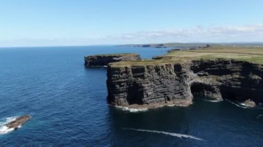 İrlanda'da en ünlü dönüm noktası - Moher hava drone görüntüleri Cliffs - seyahat fotoğrafçılığı