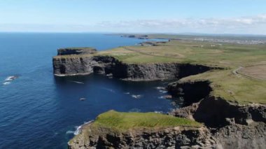 İrlanda'da en ünlü dönüm noktası - Moher hava drone görüntüleri Cliffs - seyahat fotoğrafçılığı
