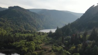 İrlanda'da Güzel Wicklow dağları - hava drone görüntüleri  
