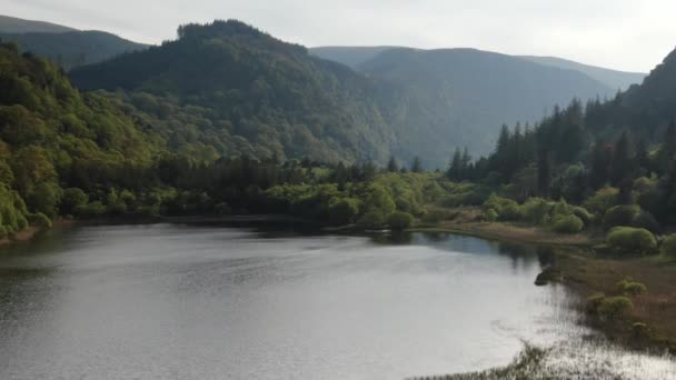 Lindo Lago Nas Montanhas Filmagens Voo Aéreo — Vídeo de Stock